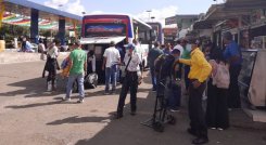 La Central está funcionando 24/7. Dependiendo de la afluencia de pasajeros, el último bus partirá entre las 10:00 y 11:00 de la noche./ Foto: Deicy Sifontes / La Opinión 