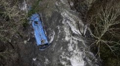 Cuatro muertos por la caída de un autobús en un río en España./Foto: AFP