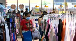 Inflación, alza del dólar y eliminación del tercer día sin IVA son algunos de los factores que desincentivaron las compras. / Fotos Jorge Iván Gutiérrez /La Opinión