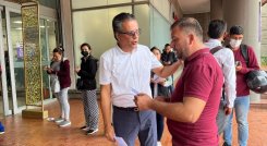 El secretario de Hacienda de Cúcuta, Orlando Miranda (izquierda), en desarrollo de la campaña de impuestos con los contribuyentes./Foto cortesía