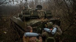 Artilleros ucranianos en una posición a lo largo de la línea del frente, en las cercanías de Bakhmut, región de Donetsk. / Foto: AFP