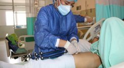Por ahora, los procedimientos de curación se hacen solamente en pacientes hospitalizados, pero se preparan para ofrecer el servicio de forma ambulatoria. /Foto: Cortesía / La Opinión 