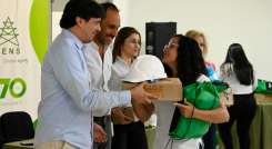 Ayer se entregaron las 25 dotaciones que incluían cascos, botas, uniformes, entre otras herramientas indispensables para su labor. / Foto: Jorge Gutiérrez / La Opinión 