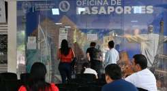 Muchas personas señalan que les sale más rápido y económico viajar hasta Bogotá para obtener el documento. / Foto: Jorge Gutiérrez / La Opinión 