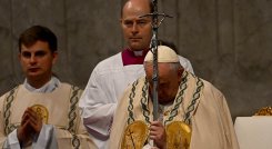 Francisco inaugura el 2023 con un homenaje a Benedicto XVI
