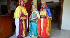 De izquierda a derecha,  Melchor, Gaspar y Baltazar. /Foto:  Jorge Gutiérrez / La Opinión 