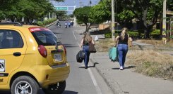 La fuerza, la resistencia y  el deseo de viajar impulsan el aliento de los viajeros. (Foto Jorge Gutiérrez /La Opinión)