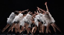 Ballet japonés usa desechos de plástico para crear su vestuario