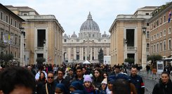 El cuerpo de Joseph Ratzinger yace en un catafalco cubierto por una tela dorada.