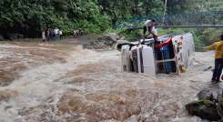 Bus arrastrado por las aguas en la zona del Catatumbo./Foto: cortesía