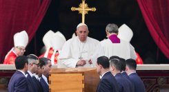 Papa Francisco da su último adiós a Benedicto XVI ante miles de fieles./Foto: AFP