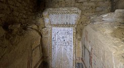 Egipto descubre cuatro tumbas de faraones y una momia