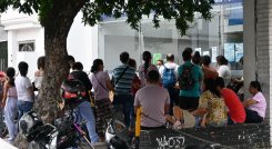 En algunas EPS los usuarios deben aguardar en la calle antes de ser atendidos./Foto Jorge Gutiérrez/La Opinión