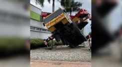 Grúa se volteó en el Centro Comercial Unicentro