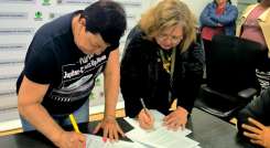 Madres comunitarias firman acuerdos con el ICBF