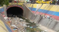 Canal Bogotá, repleto de basura que le arrojan a diario los vecinos de 18 barrios./Foto Orlando Carvajal/La Opinión