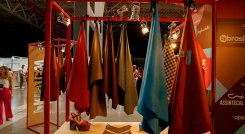 Tejidos sintéticos y plantillas en diferentes tecnologías se promocionan en la feria. / Foto Cortesía