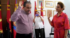 Sandra Ortega Sierra en momentos que toma posesión de su cargo ante el gobernador Silvano Serrano./La Opinión