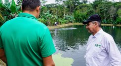 El gerente seccional del ICA, Carlos Hernández, visitó  a los piscicultores de Asopistar. / Foto Cortesía
