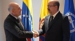 Sergio París Mendoza, director general de la Aeronáutica Civil; y Juan Manuel Teixeira Díaz, presidente del Instituto Nacional de Aviación Civil (INAC) de Venezuela. / Foto: Cortesía