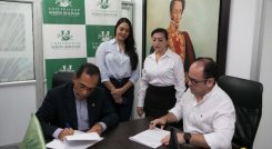 Con la firma del convenio, funcionarios de Norte de Santander y miembros de las juntas comunitarias resultarán beneficiados./Foto: Juan Pablo Cohen 
