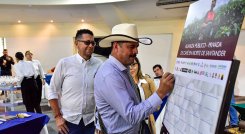 Juan Valdez también se sumó a la firma del documento, en el acto desarrollado ayer en Cúcuta. Foto Cortesía-Juan Pablo Bayona