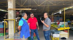 El gerente de Cenabastos, Wolgfan Ochoa (centro) dialoga ultima detalles para el recibimiento de los productores de Bucarasica/Foto cortesía