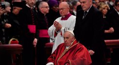 El Papa Francisco, sentado en una silla de ruedas, llega para presidir la misa de la Pasión del Señor, el Viernes Santo en la basílica de San Pedro en el Vaticano. / Foto: AFP