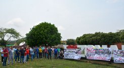 Los conductores de carga internacional protestan afuera de la Zona Franca./ Foto Jesús Castillo