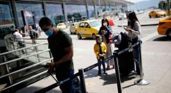 Se recomendó que las personas mayores de 60 años con comorbilidades o síntomas respiratorios, continúen usando el tapabocas como medida de precaución. / Foto: Colprensa
