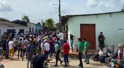 Hombres de la disidencia del Frente 33 de las Farc estuvieron escuchando a los campesinos.