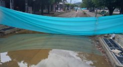 Esta piscina sirve de criadero de plagas en la avenida Kennedy./La Opinión