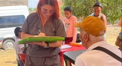 A los adultos mayores los ayudan con la tramitología para acceder al programa Colombia Mayor. / Fotos: Cortesía / La Opinión 