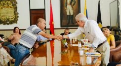  El alcalde Jairo Yáñez (derecha) en el acto de la firma de la convención colectiva de trabajadores./Foto Cortesía