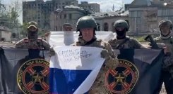 Esta captura de video tomada de un material publicado el 20 de mayo de 2023 en la cuenta de Telegram del servicio de prensa de Concord, una compañía vinculada al jefe del grupo mercenario ruso Wagner, Yevgeny Prigozhin, muestra a Yevgeny Prigozhin sosteniendo una bandera nacional rusa. (Photo by Handout / various sources / AFP) 
