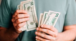 Viajar al exterior para hacer turismo o estudiar resulta más barato con la caída del dólar./ Foto Archivo