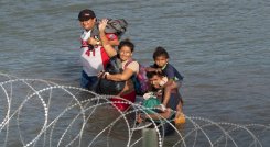 Migrantes en el Río Bravo, entre México y Estados Unidos