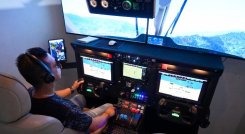 El simulador emite sonidos reales de cuando el avión se enciende, despega o aterriza. /Fotos: Jorge Gutiérrez / La Opinión 