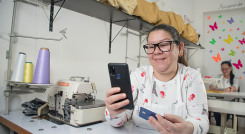 Los migrantes necesitan tener productos para recibir y hacer pagos, cubrir servicios básicos y recargar sus celulares. /Foto Archivo