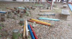En muchos parques el mobiliario de los juegos infantiles está destrozado./Foto Orlando Carvajal/La Opinión