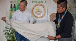 Alirio García y Nelson Torres tienen en sus manos la tela de cáñamo elaborada por ellos, con apoyo del SENA de Antioquia./ Fotos Leonardo Favio Oliveros/La Opinión