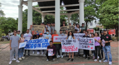 Estudiantes protestan en el parque Colón