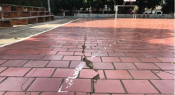 Las grietas en las canchas pueden ocasionar accidentes.