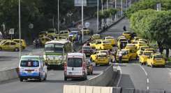 Los taxistas también protestarán para exigir mejores condiciones laborales y para decirle no al transporte informal con el que compiten a diario. / Fotos Archivo / La Opinión 