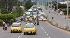 La autopista internacional estuvo bloqueada por varias horas, pero al final protestaron con un ‘plan tortuga’. / Fotos: Juan Pablo Cohen / La Opinión