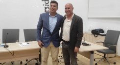 Juan Pablo Salazar Torres junto a Ramón Tirado Morueta, director del Doctorado en Ciencias Sociales y de la Educación, y tutor de su tesis doctoral./ Foto: Cortesía / La Opinión 