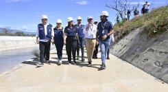 Directivos de la Undgrd caminan por una de las orillas del inaugurado tramo del canal Bogotá./Foto Jorge Gutíerrez/La Opinión