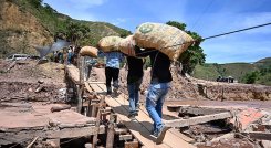 Más de dos meses lleva cerrada la vía Cúcuta-Ocaña, que conecta con la costa del país, a la altura de El Tarrita, por un deslave. Foto Jorge Guitérrez-La Opinión