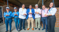 Germán Umaña, en la Zona Franca de Cúcuta (tercero de derecha a izquierda). /Foto Cortesía