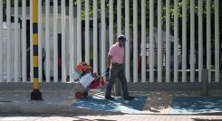Una tercera parte de los salarios ofrecidos están atados al mínimo. Foto Archivo La Opinión